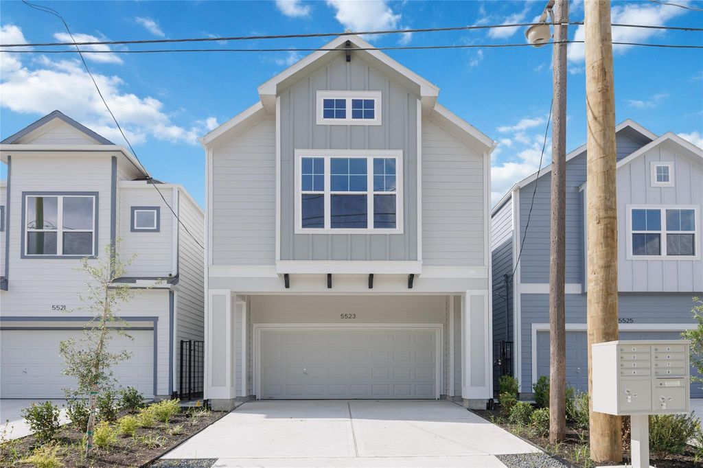 5523 Katy Freeway, Houston, TX 77007