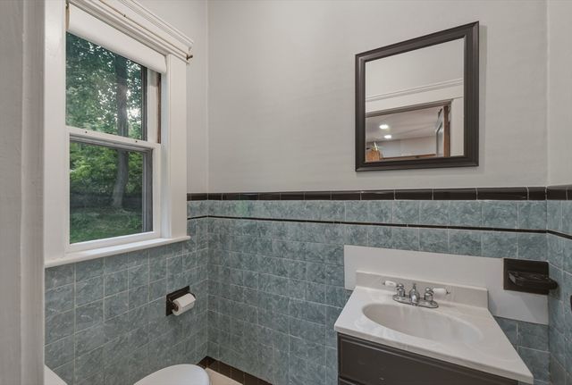 2 Biltmore Rd, Worcester, MA 01602
