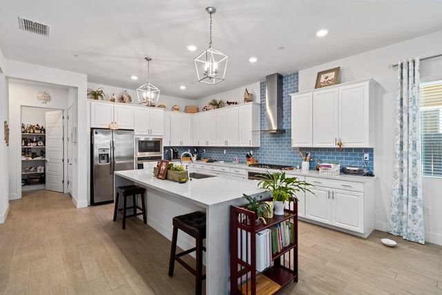 5000 Fieldview Ln, Roseville, CA 95747