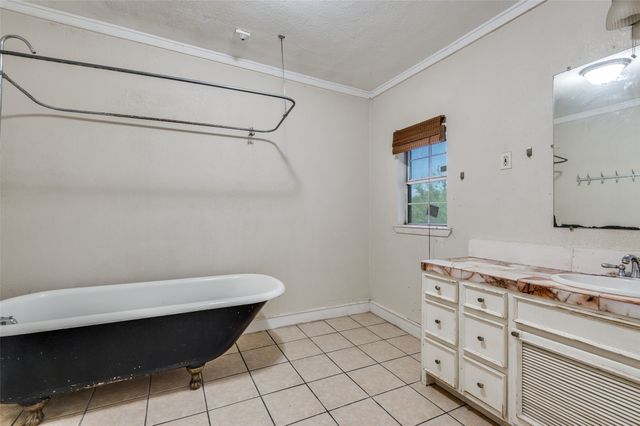 1015 Kings Highway, Dallas, TX 75208