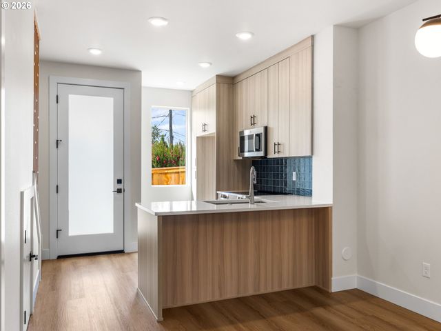 7585 Sw Capitol Hwy, Portland, OR 97219