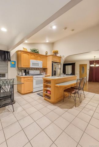 10 Fountain Avenue, Selden, NY 11784