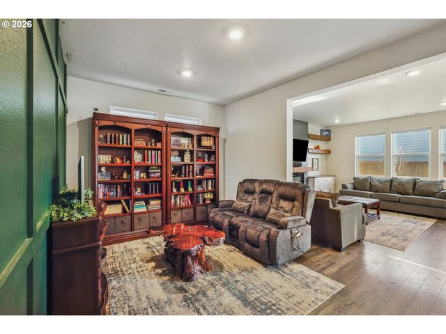 478 GREENCREST St Ne, Salem, OR 97301