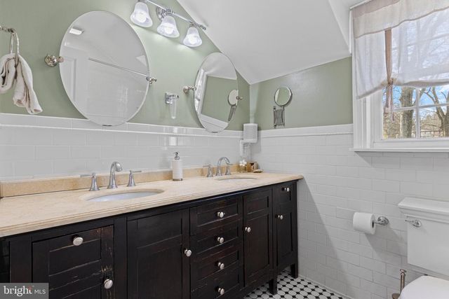 526 W BEECHTREE LN, Wayne, PA 19087