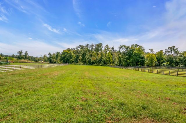 1055 E Piney Rd, Dickson, TN 37055