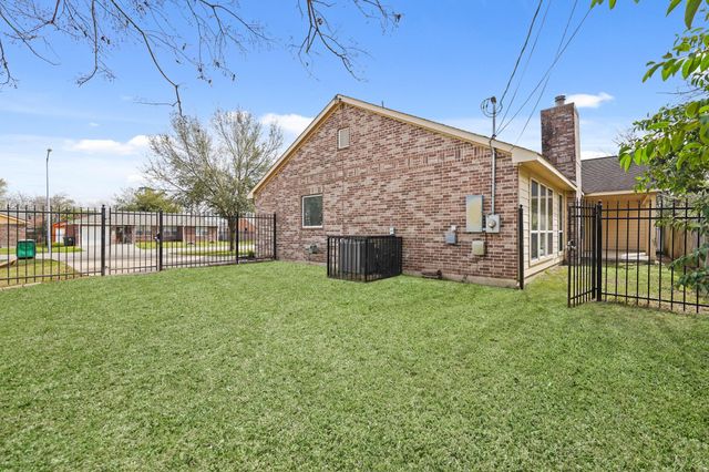 7034 Sherwood Drive, Houston, TX 77021
