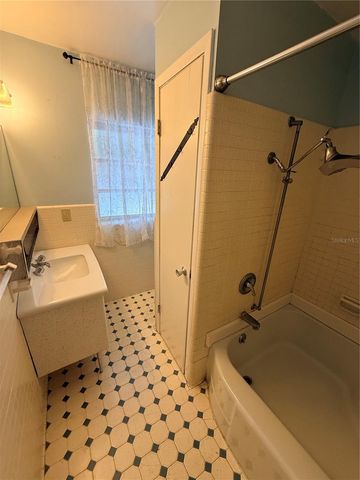 816 NW 14TH AVE., Gainesville, FL 32601