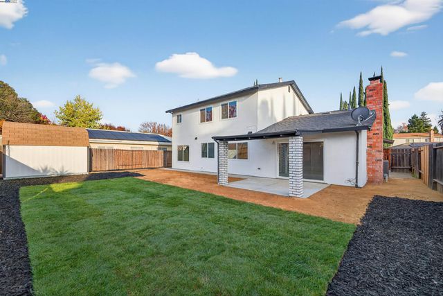 312 Lance Dr, Vacaville, CA 95687