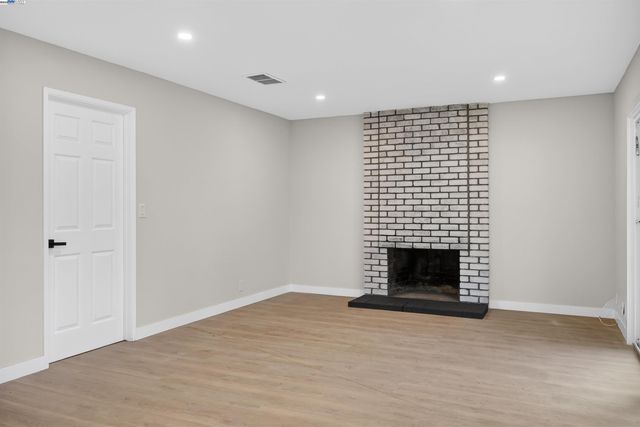 312 Lance Dr, Vacaville, CA 95687