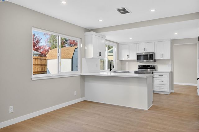 312 Lance Dr, Vacaville, CA 95687