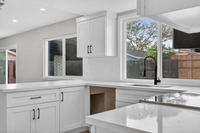 312 Lance Dr, Vacaville, CA 95687