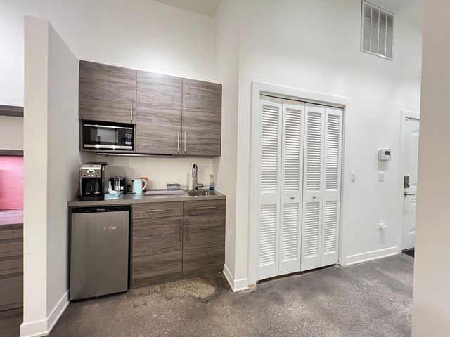 1419 W Belmont Avenue, Chicago, IL 60657