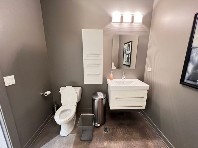 1419 W Belmont Avenue, Chicago, IL 60657