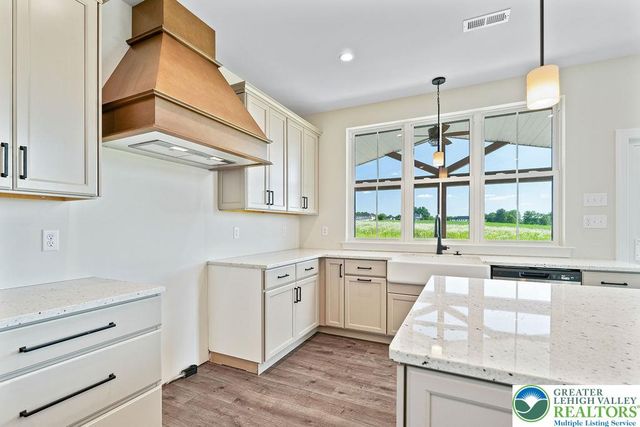 5043 Chapmans Road, South Whitehall Twp, PA 18104