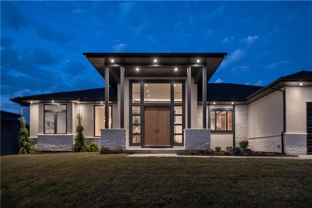 2270 NW Palisades Drive, Riverside, MO 64150
