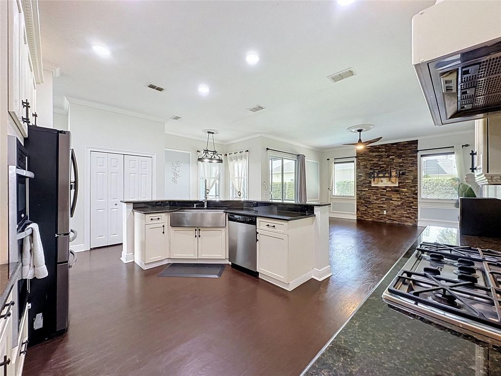 Image 11 of property listing at 2705 KNIGHTSBRIDGE ROAD, Clermont, FL 34711