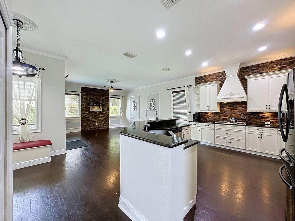 Image 12 of property listing at 2705 KNIGHTSBRIDGE ROAD, Clermont, FL 34711