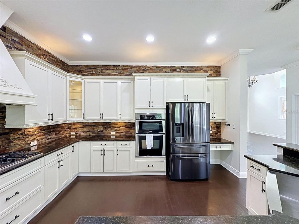 Image 16 of property listing at 2705 KNIGHTSBRIDGE ROAD, Clermont, FL 34711