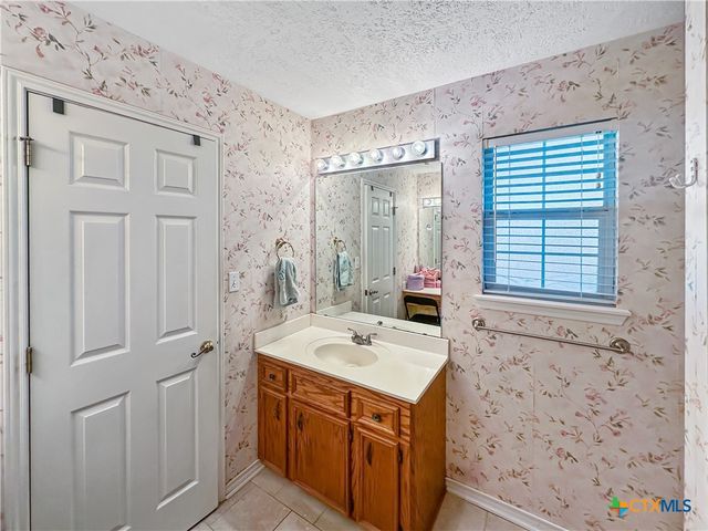 704 S Market Street, Flatonia, TX 78941