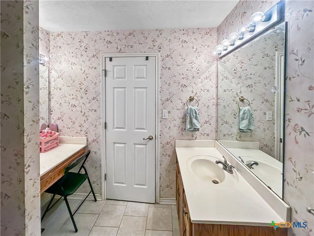 704 S Market Street, Flatonia, TX 78941