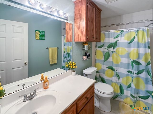704 S Market Street, Flatonia, TX 78941