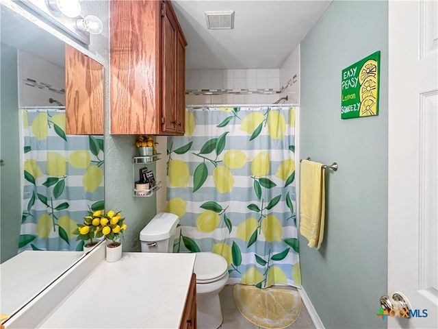 704 S Market Street, Flatonia, TX 78941