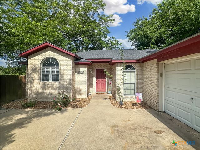 704 S Market Street, Flatonia, TX 78941