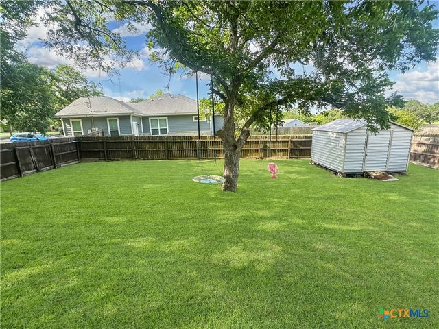 704 S Market Street, Flatonia, TX 78941
