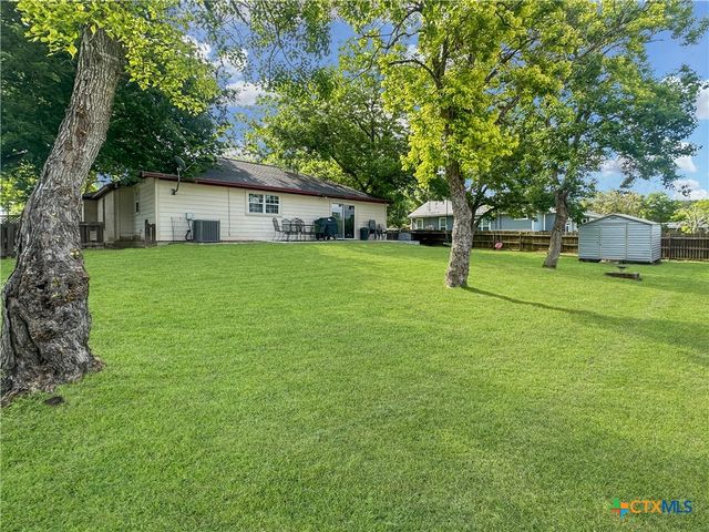 704 S Market Street, Flatonia, TX 78941