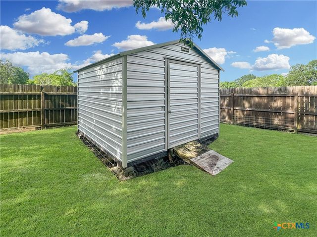 704 S Market Street, Flatonia, TX 78941