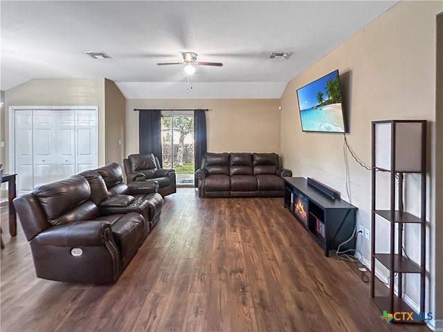 704 S Market Street, Flatonia, TX 78941