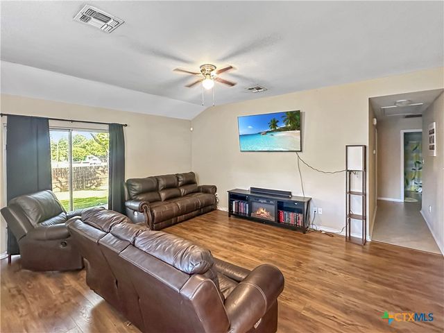 704 S Market Street, Flatonia, TX 78941