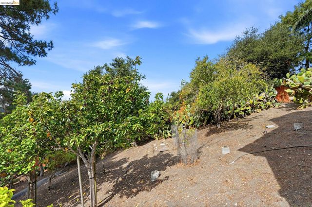 2008 Thompson Ln, El Sobrante, CA 94803