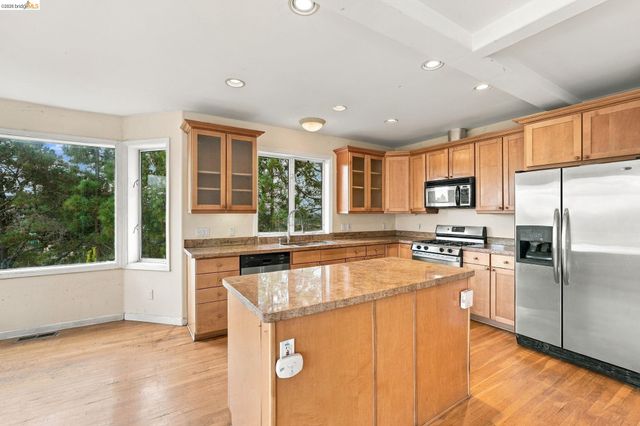 2008 Thompson Ln, El Sobrante, CA 94803