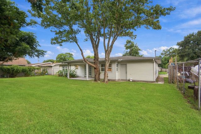416 21st Avenue N, Texas City, TX 77590