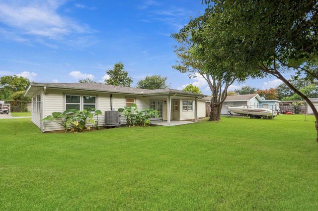 416 21st Avenue N, Texas City, TX 77590