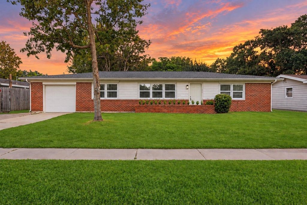 416 21st Avenue N, Texas City, TX 77590