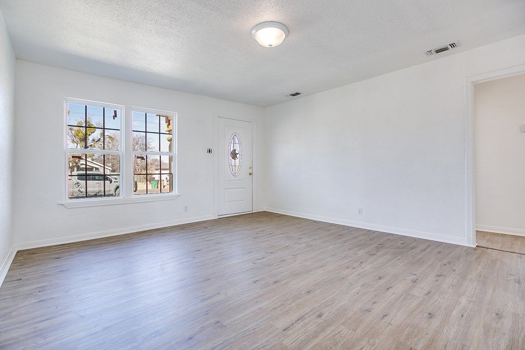 Image 6 of property listing at 45 E 21st St, San Angelo, TX 76903