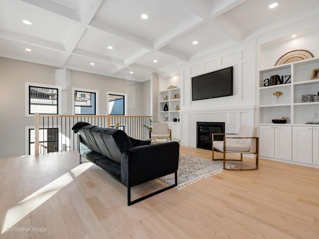 2902 N Seeley Avenue, Chicago, IL 60618