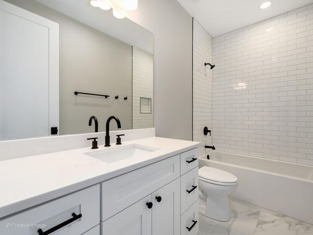 2902 N Seeley Avenue, Chicago, IL 60618