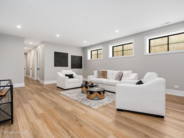 2902 N Seeley Avenue, Chicago, IL 60618