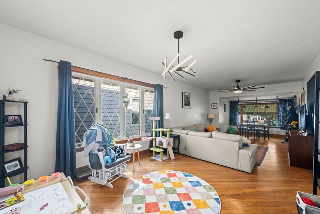 5848 W Catalpa Avenue, Chicago, IL 60630
