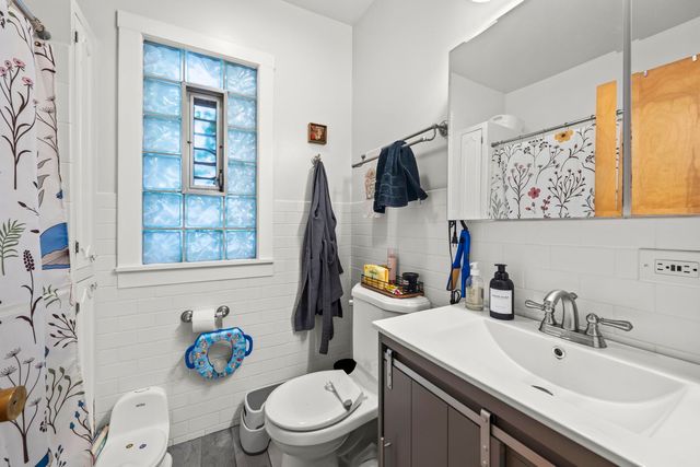 5848 W Catalpa Avenue, Chicago, IL 60630