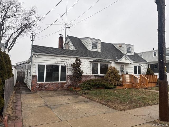 58 Roosevelt Place, Island Park, NY 11558