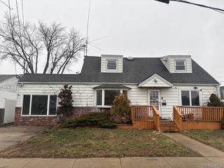 58 Roosevelt Place, Island Park, NY 11558