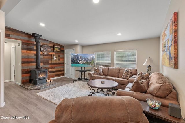 33 Torrens TRL, Spirit Lake, ID 83869