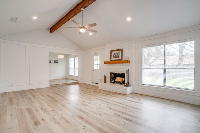 208 Meadowhill Drive, Benbrook, TX 76126