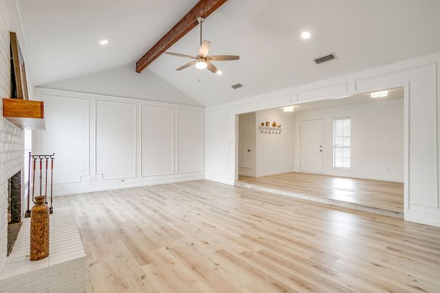 208 Meadowhill Drive, Benbrook, TX 76126