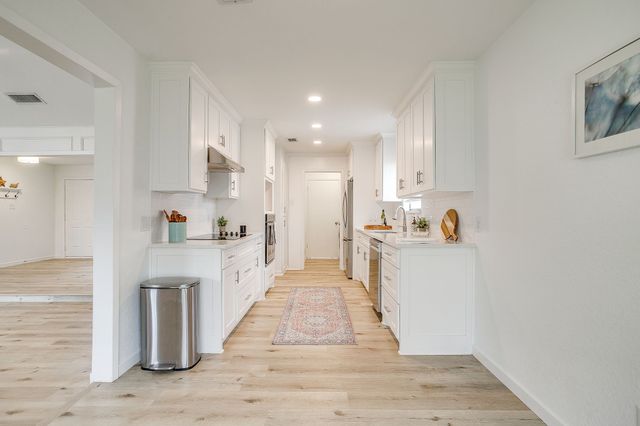 208 Meadowhill Drive, Benbrook, TX 76126