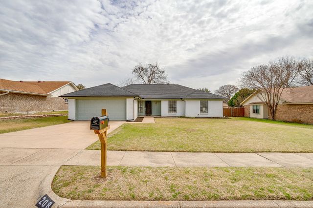 208 Meadowhill Drive, Benbrook, TX 76126